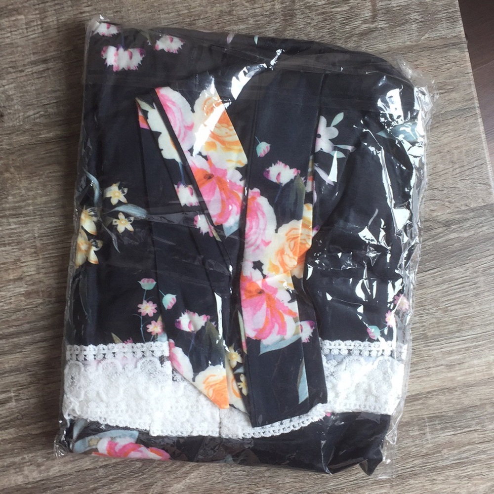 NWT!💎 Gorgeous Floral Delivery/Nursing Robe🌺🦋 - Picture 4 of 4